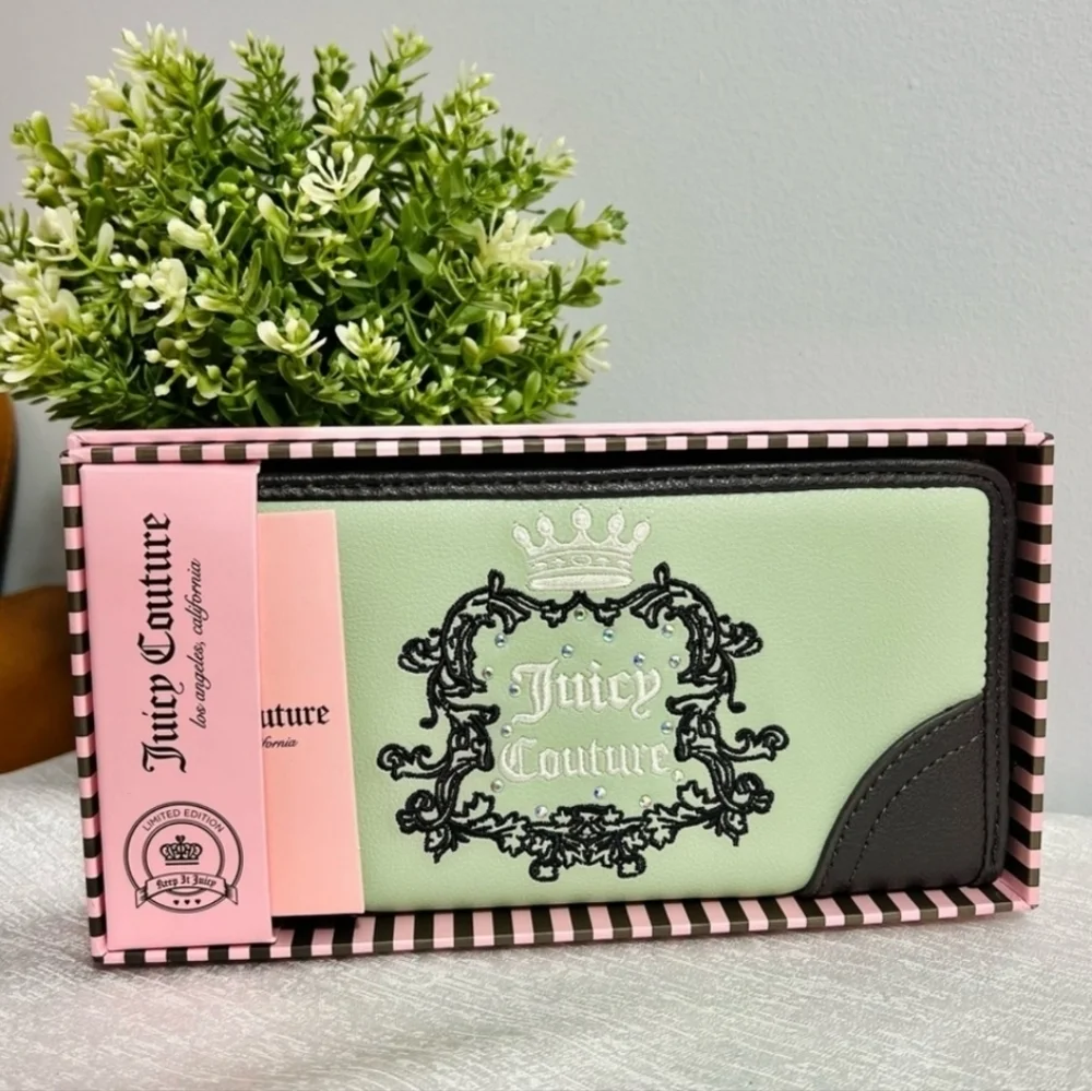 💚▪️Juicy Couture▪️ Sage Green Wallet Purse NWT come in gift box